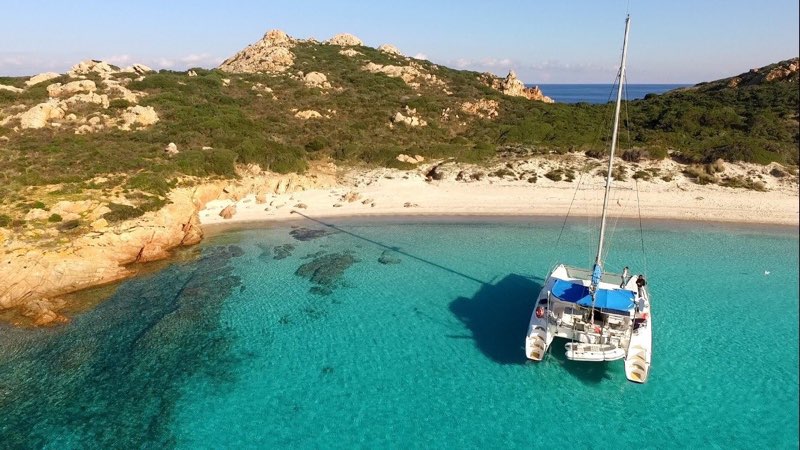 Il catamarano Anfalù in navigazione lungo la costa