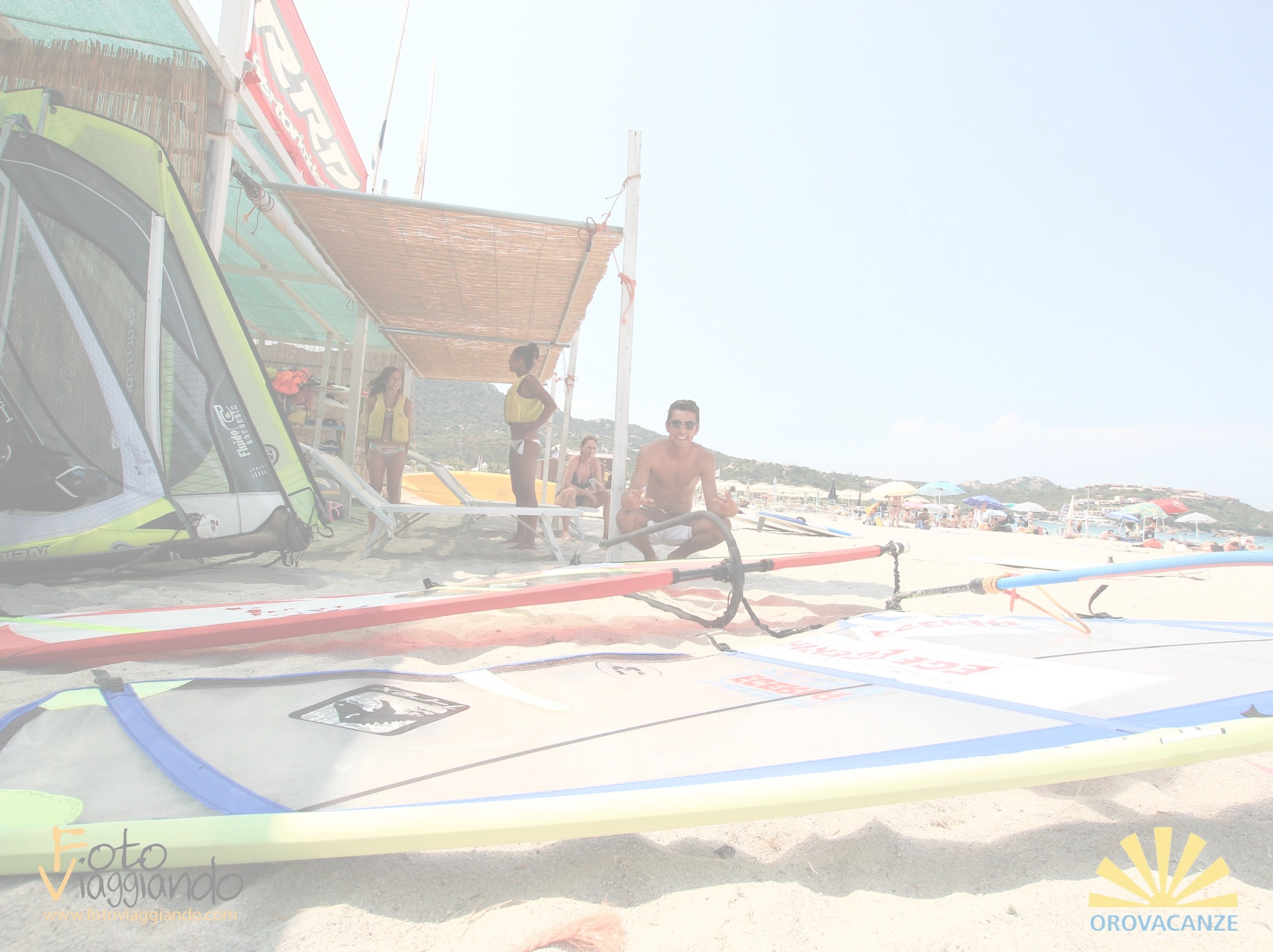 Attrezzatura da windsurf sulla spiaggia di Marinella