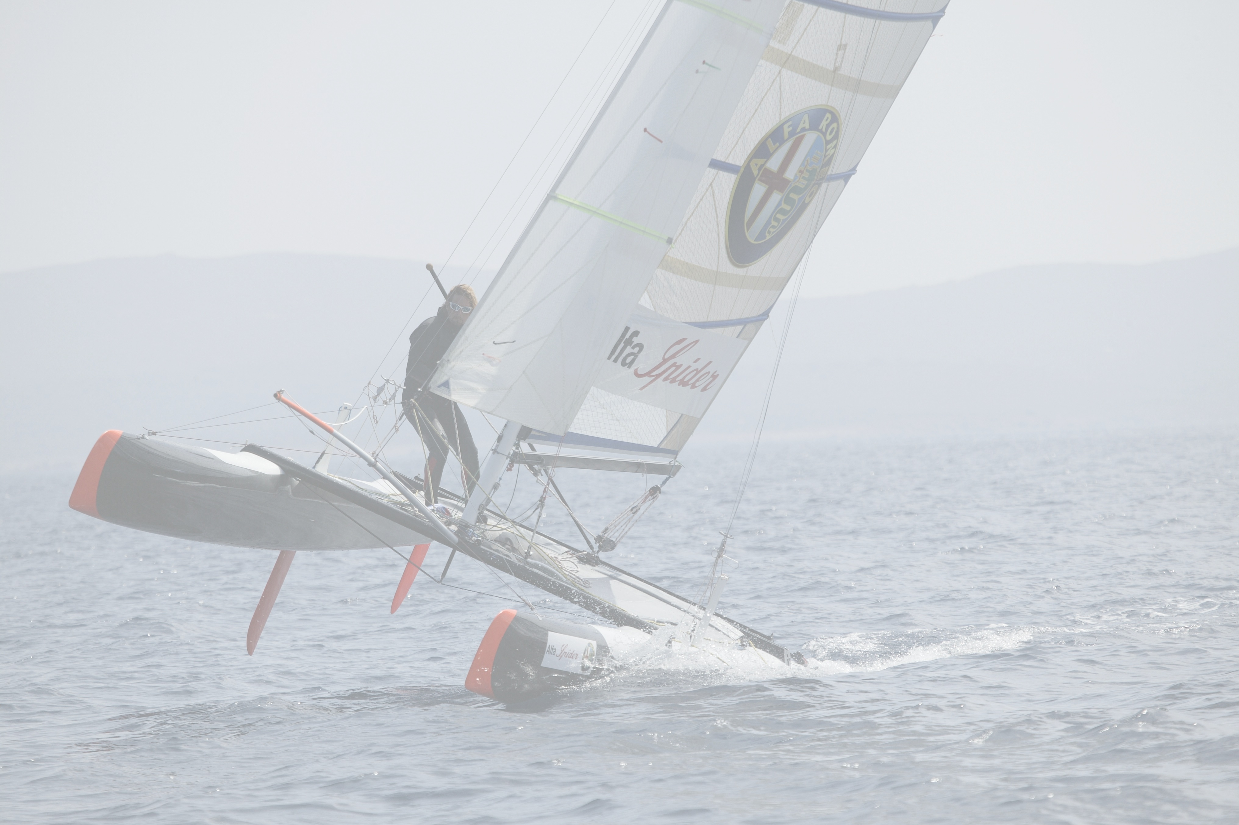Catamarano sportivo in navigazione