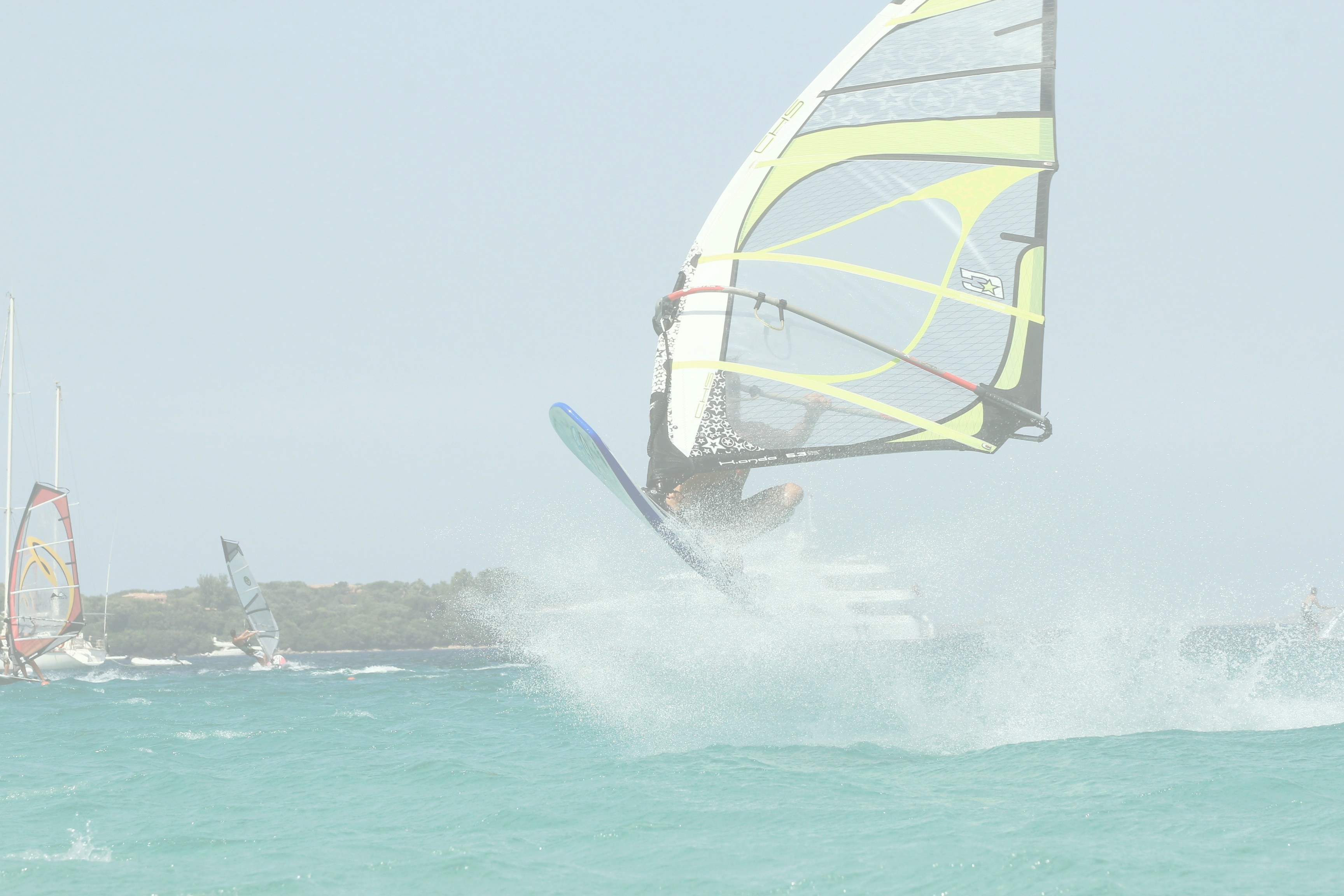 Windsurf in azione nelle acque della Sardegna