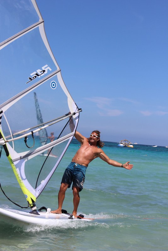 Barca a vela in regata