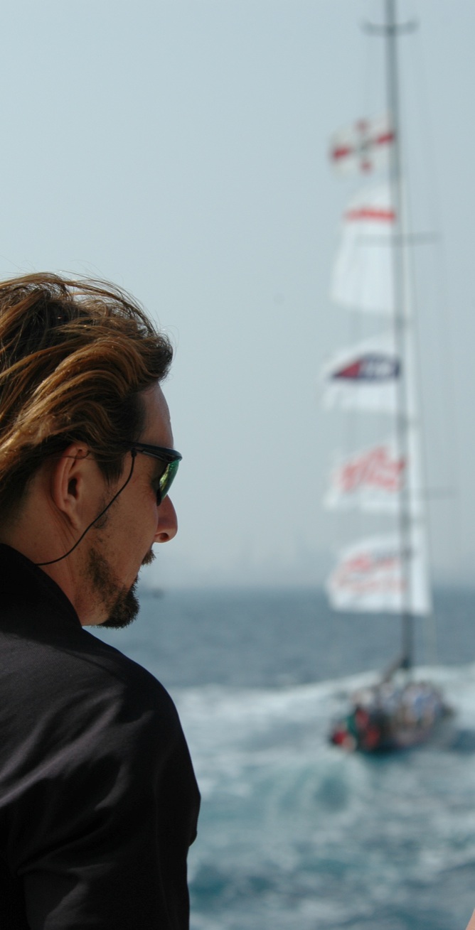 Roberto Aversano guarda il mare durante una navigazione